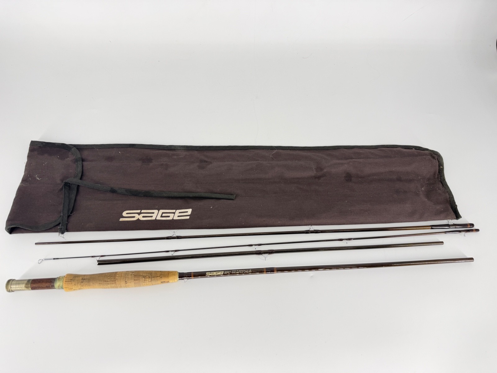 Sage Graphite III Fly Rod 9′ 4wt 4pc w/ Rod Sock – Trout Rod(Broken 2nd Section)