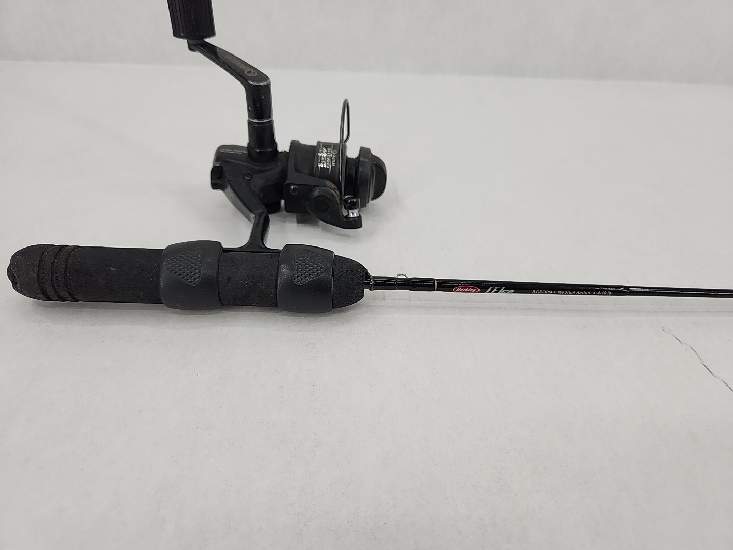 Berekley CE Ice Fishing Rod 30″ Medium Action 4-10 lb w/ Quantum Reel