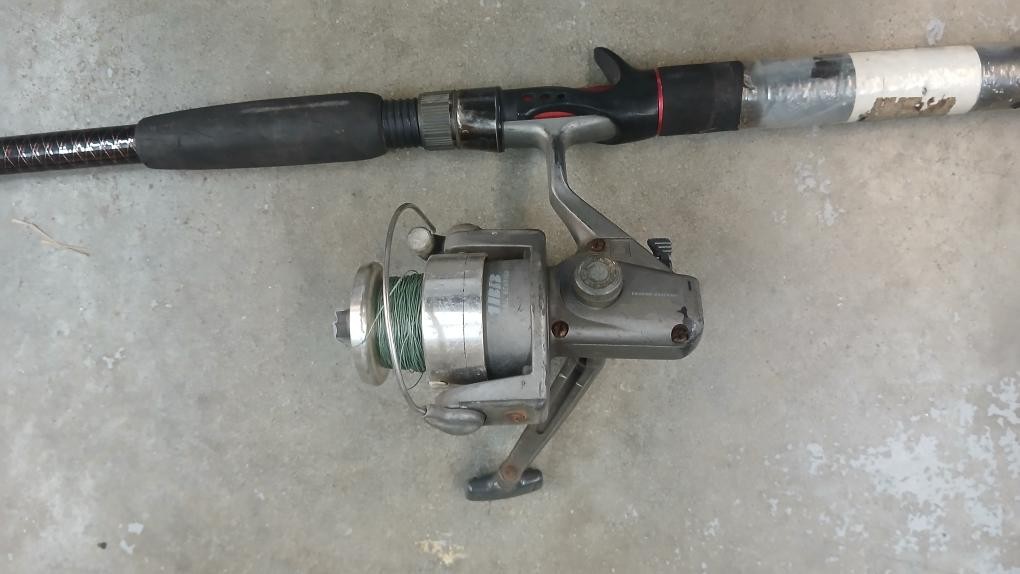 SHAKESPEARE FISHING UGLY STIK GX2+TROPHY STALKER REEL, MINOR RUST (TDY028390)