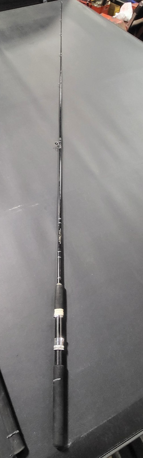 Abu Garcia Popular Action RRGF86, 8’6″ Medium Graphite Spinning Rod 2-Pc, VG+