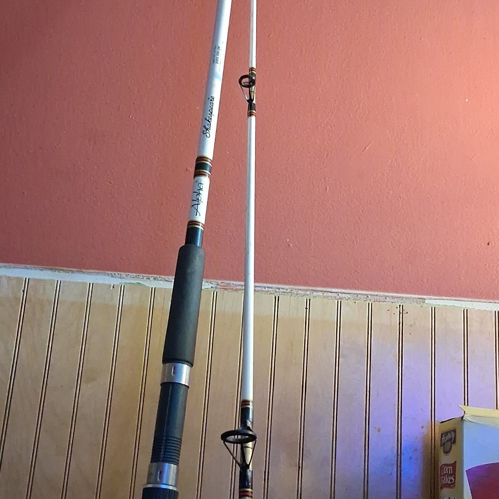 Shakespeare Wonderod 5’6″ Fiberglass Spinning Rod 2pc Medium Moderate White