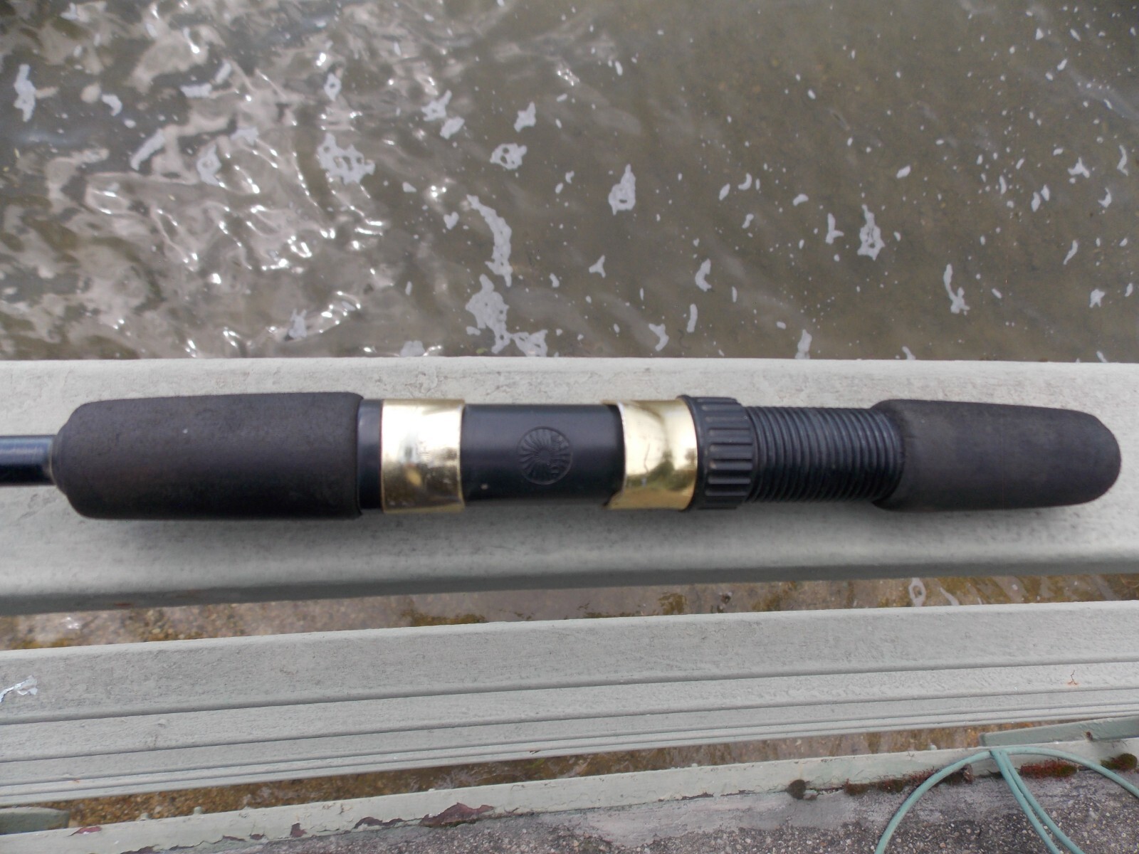 Daiwa APOLLO GOLD #1910 U.L. 5-1/2′ Graphite Spinning Rod (2Pc) 1/16-1/4oz 2/26