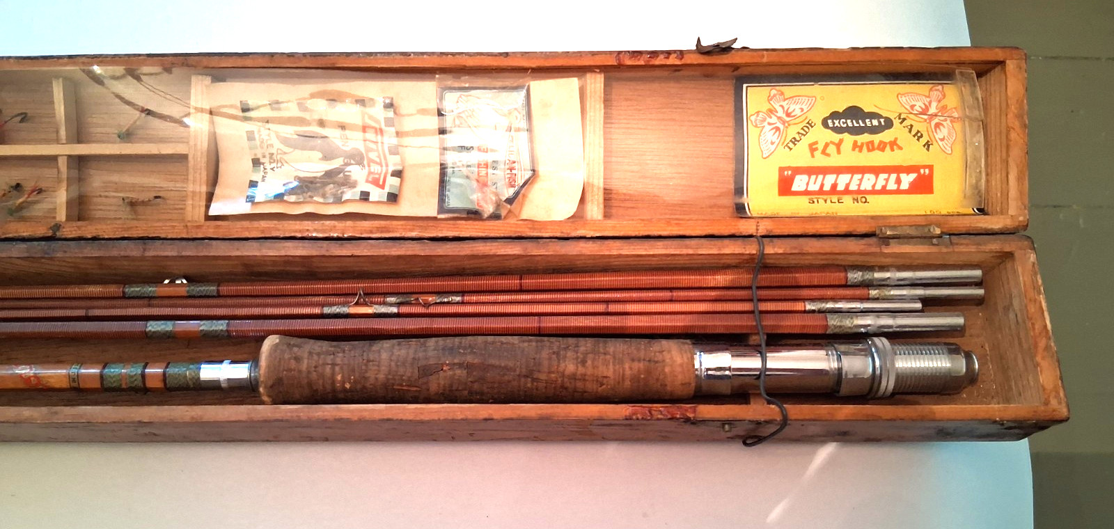 5pc Vintage Crown Japanese 8′ Bamboo Fly Fishing Rod w/ Crown Brand Box & Flies