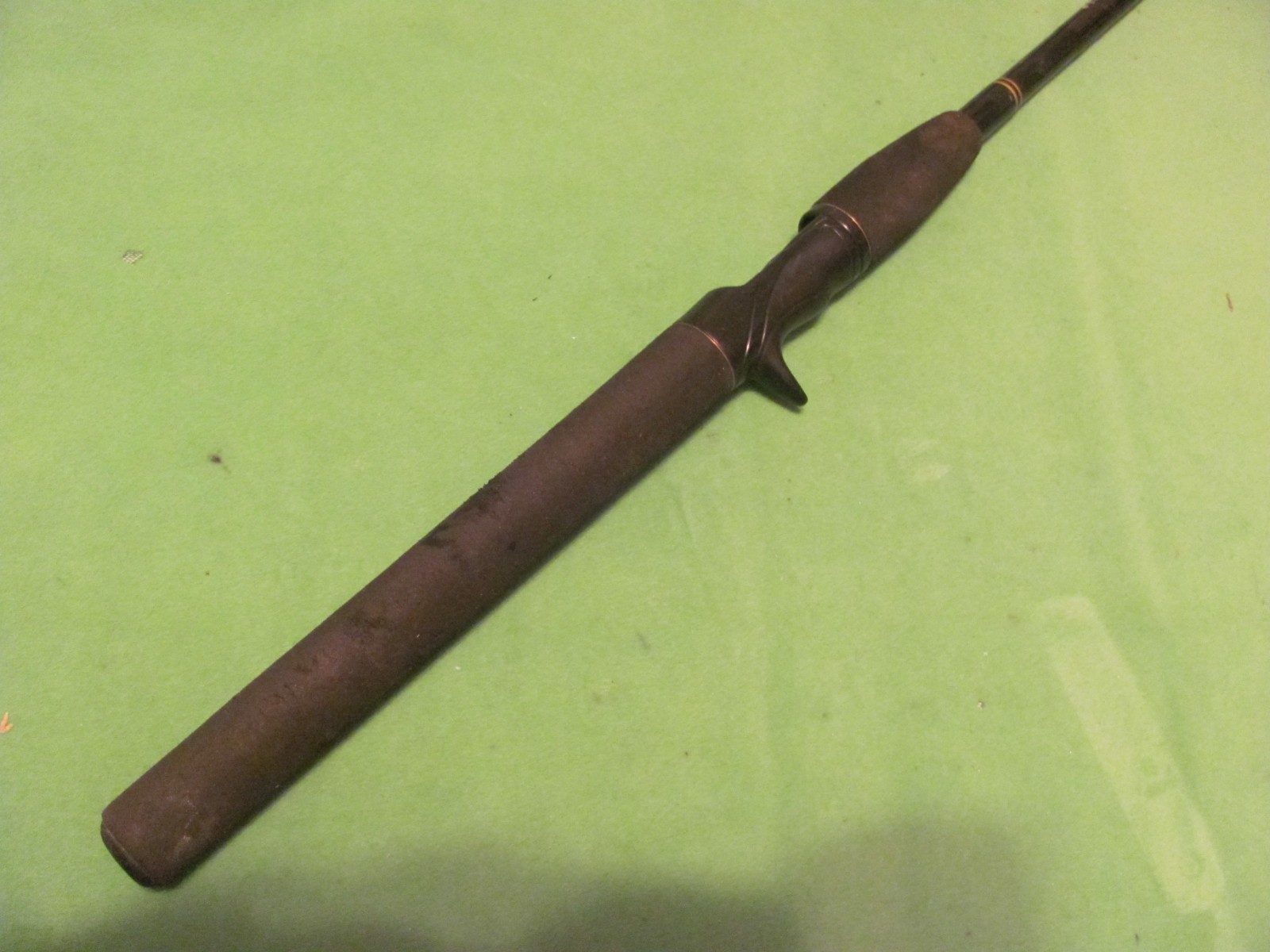 Vintage South Bend Black Beauty 6’ 0″ Medium Heavy Action 1-Piece Casting Rod
