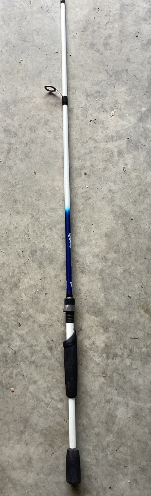 South Bend 6’6” Trophy Stalker Medium 2 Pc Spinning Fishing Rod. TS662MSP. Nice!