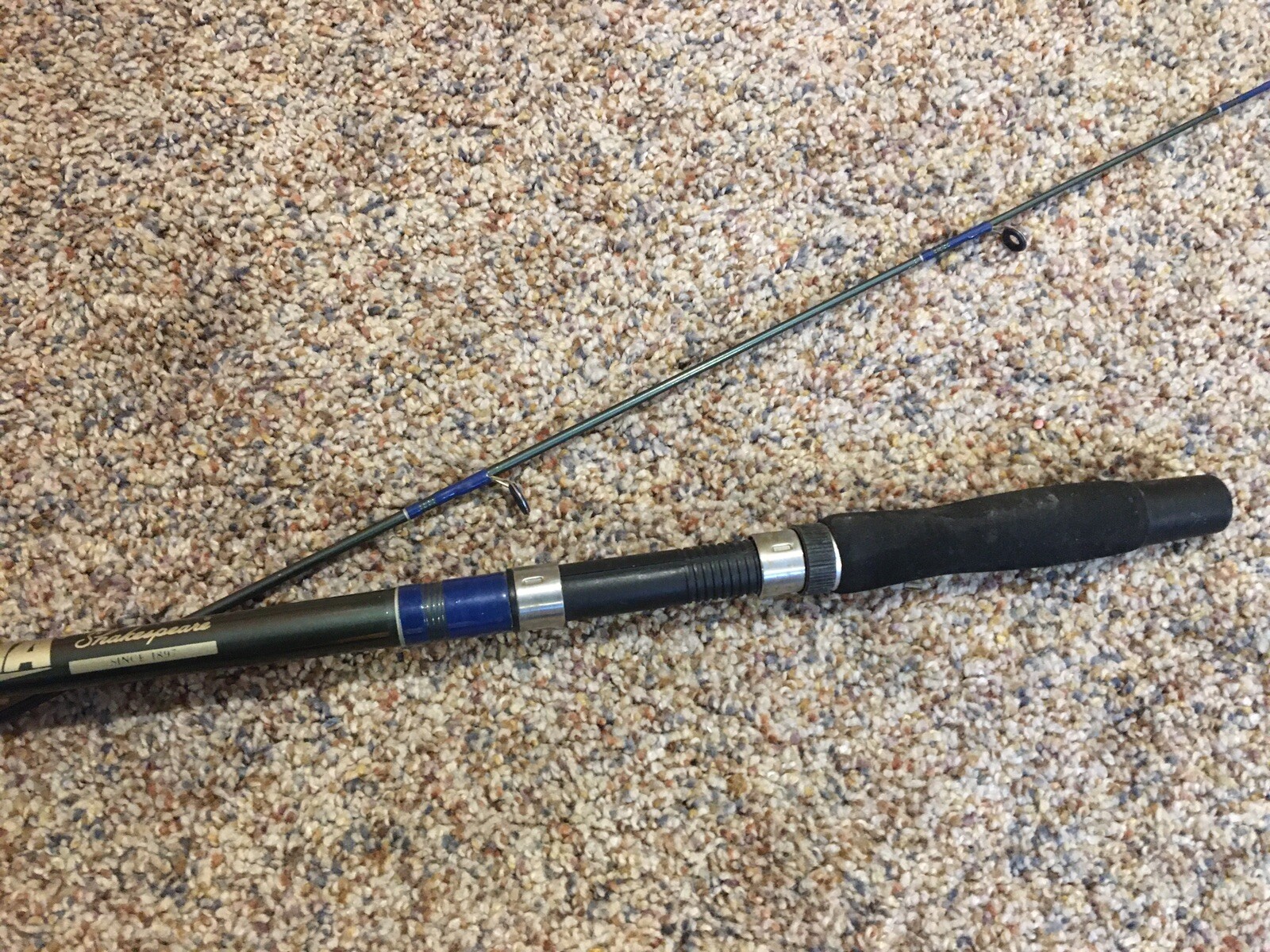 RARE VINTAGE SHAKESPEARE ALPHA SP1320 GRAPHITE COMPOSITE 2pc SPINNING ROD
