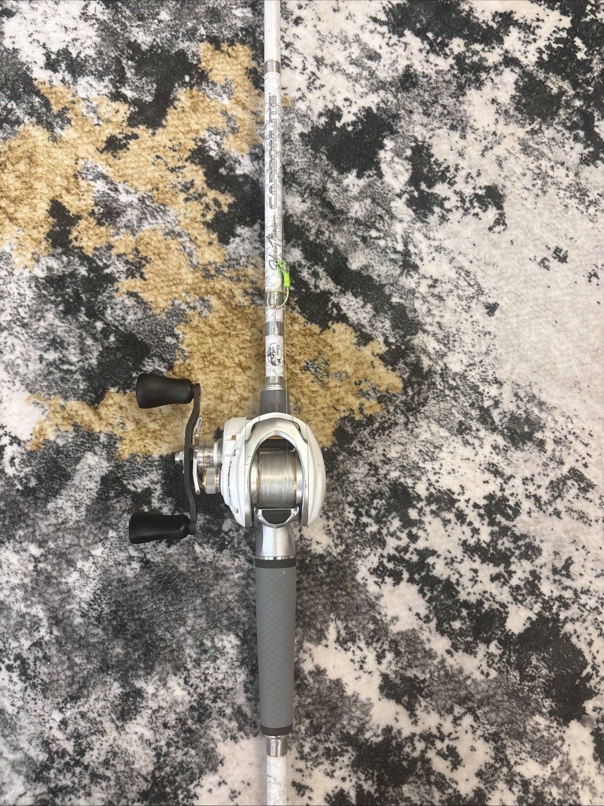 Bass Pro Shops Johnny Morris CarbonLite 2.0 Baitcast Combo – White