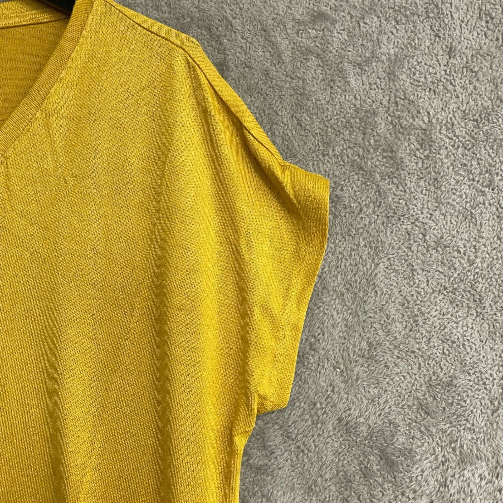 Orvis Women’s L Yellow V-Neck Short Sleeve Top Polyester Blend P0373