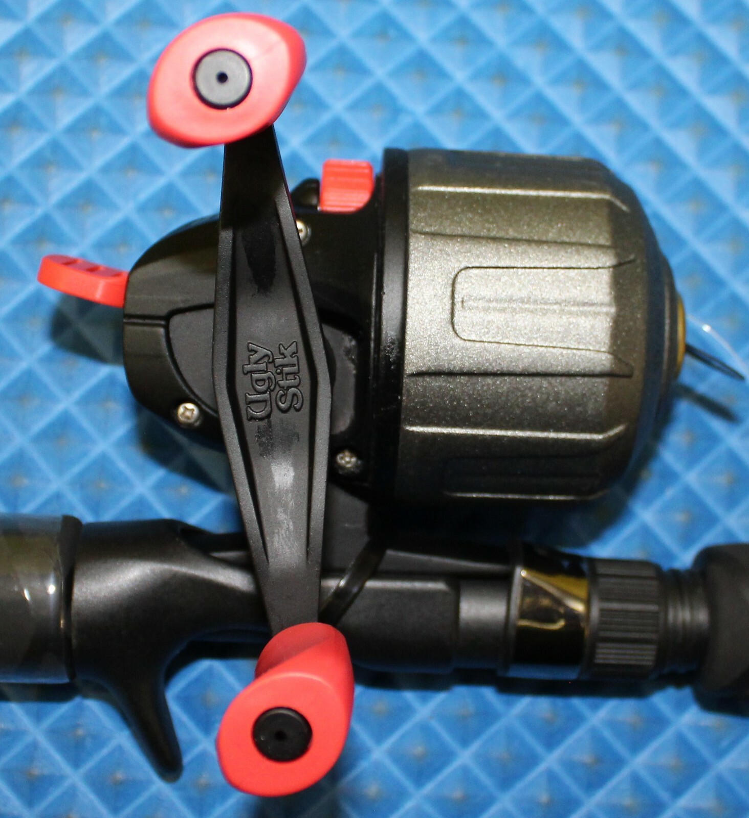 Shakespeare Ugly Stik Ugly Tuff Spincast Combo 6′ 6″ M USTUFCA662M/10CBO 1539106