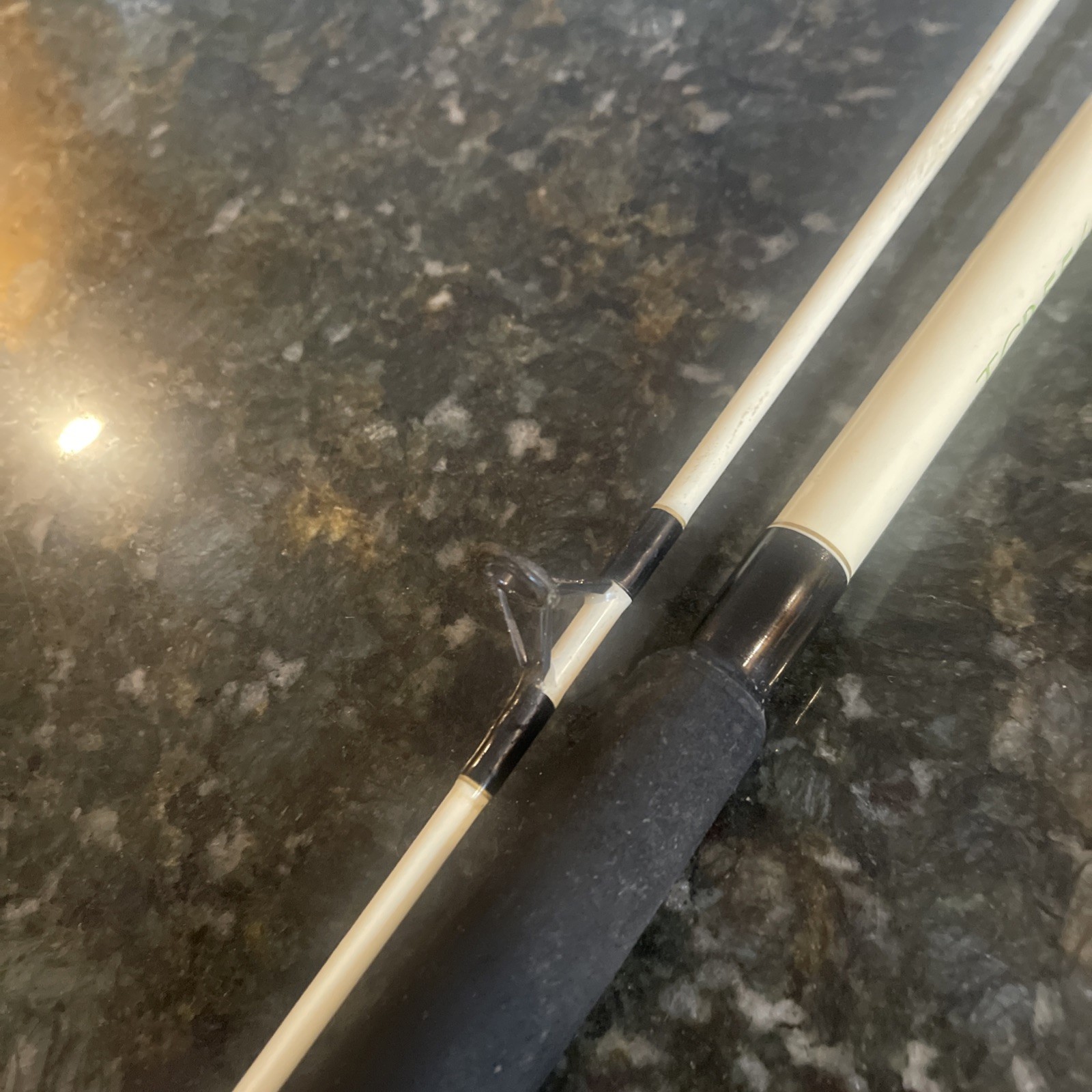 SOUTH BEND TCR556 GRAPHITE COMP 7’0″ MEDIUM HEAVY 2 PIECE SPINNING ROD
