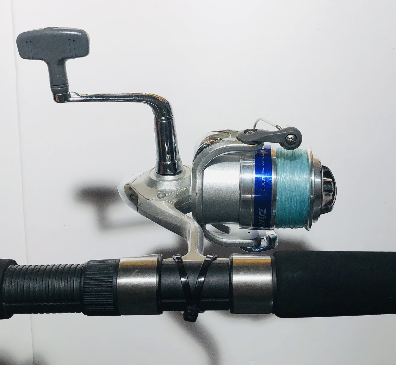 DAIWA D WAVE (DWA F702 MFS) 7’0″ 2 PC Med 12-25LB Spinning Rod & 4000-B Reel