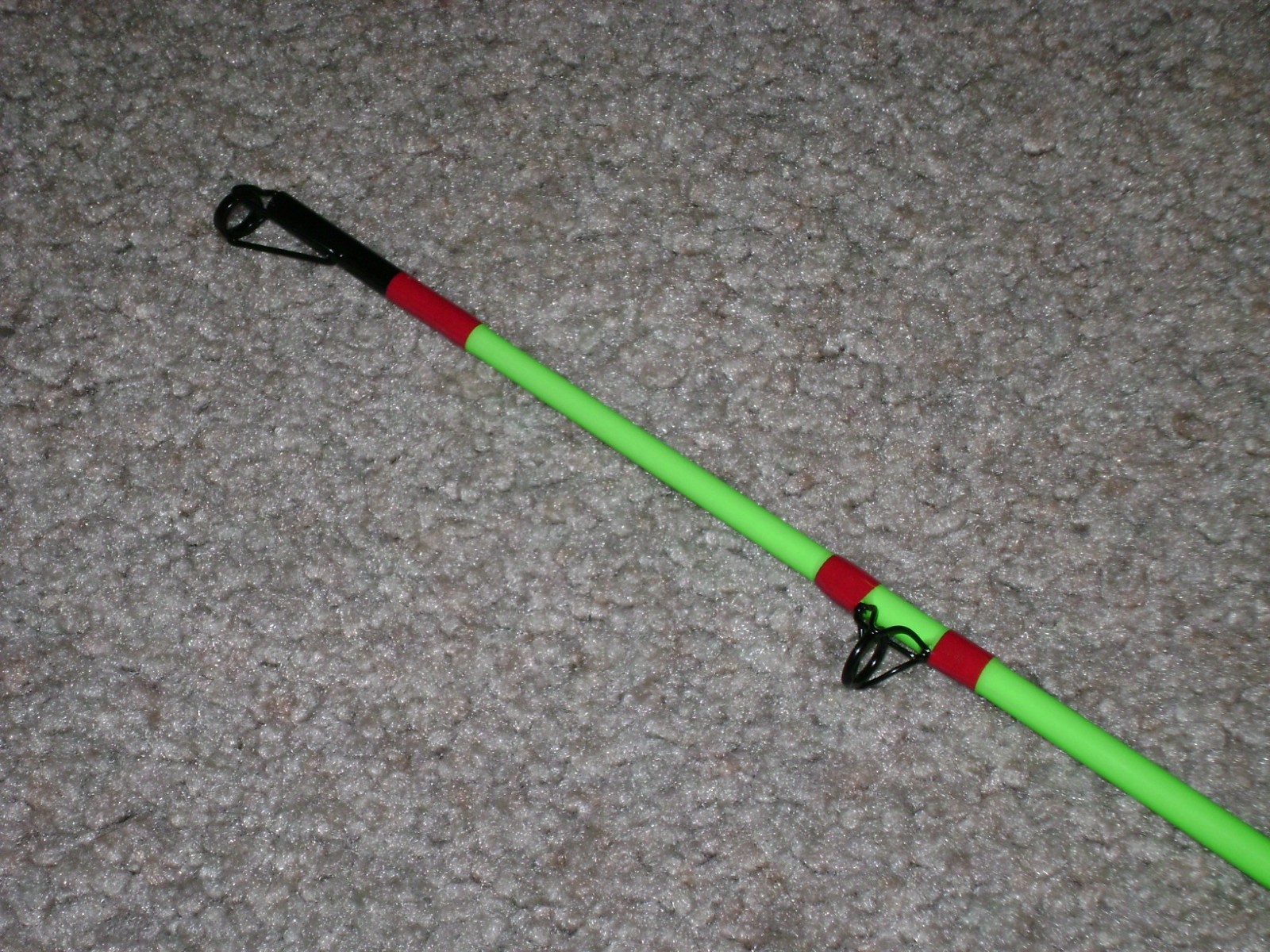 GLOW ROD MEAT HUNTER EXTREME 10′ HVY SPINNING -GLOWS GREEN -BIG FISH, SHARK !