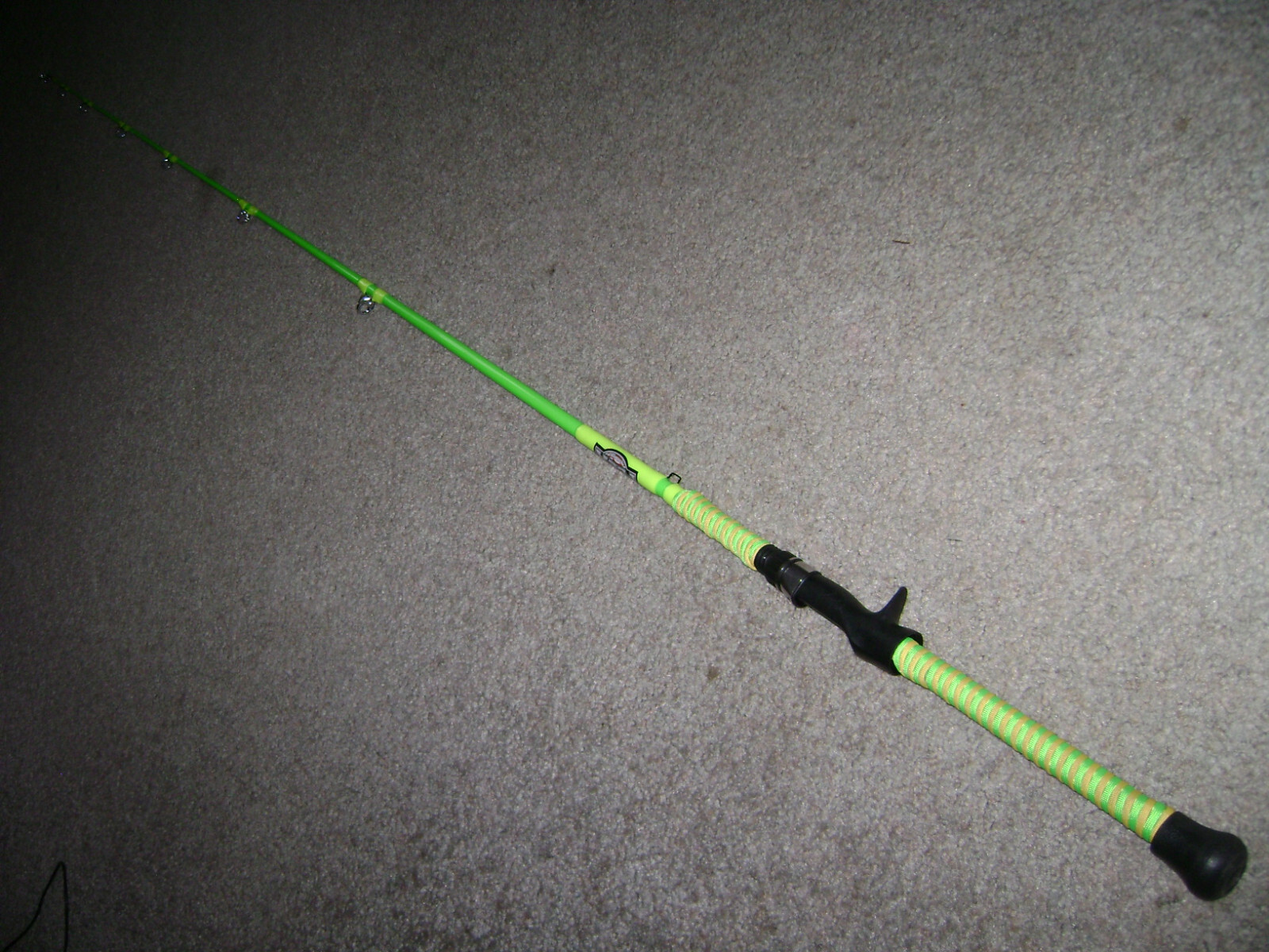 GLOW ROD MEAT HUNTER FLEX 6′ CASTING -BIG FISH- GLOWS GREEN UNDER BLACK LIGHT!