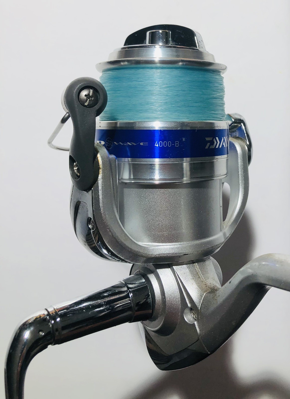 DAIWA D WAVE (DWA F702 MFS) 7’0″ 2 PC Med 12-25LB Spinning Rod & 4000-B Reel