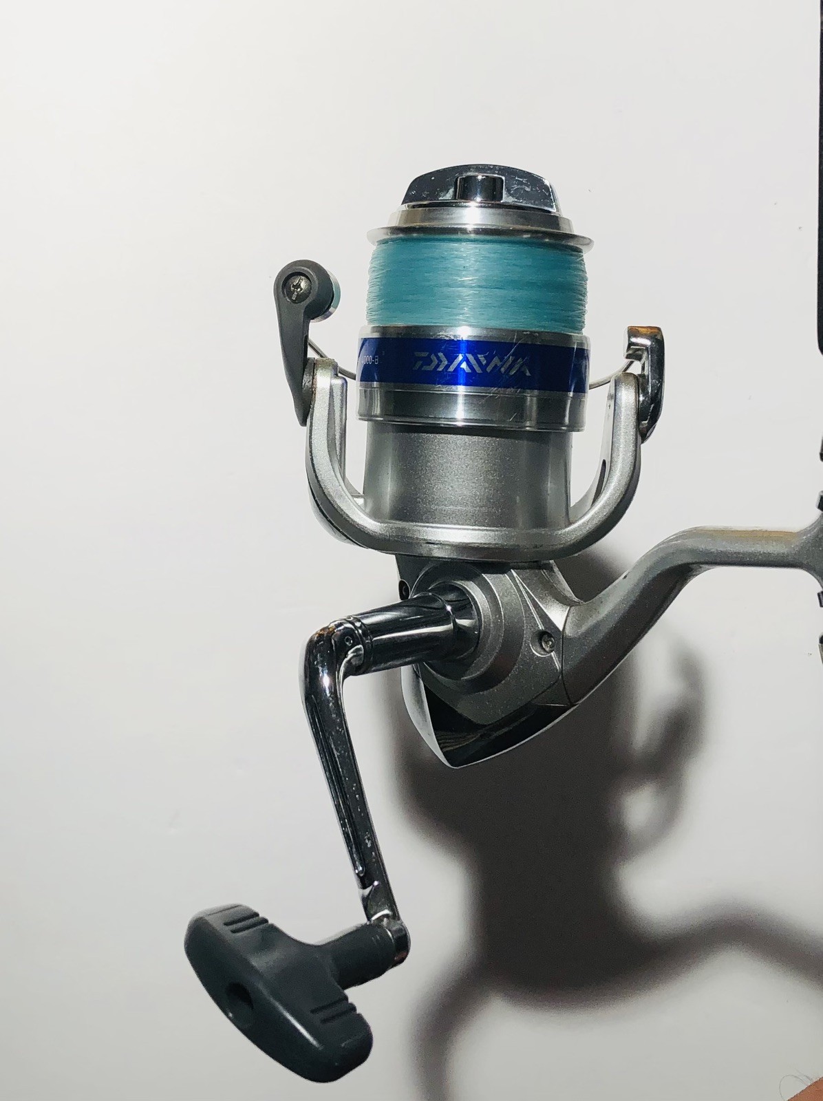 DAIWA D WAVE (DWA F702 MFS) 7’0″ 2 PC Med 12-25LB Spinning Rod & 4000-B Reel